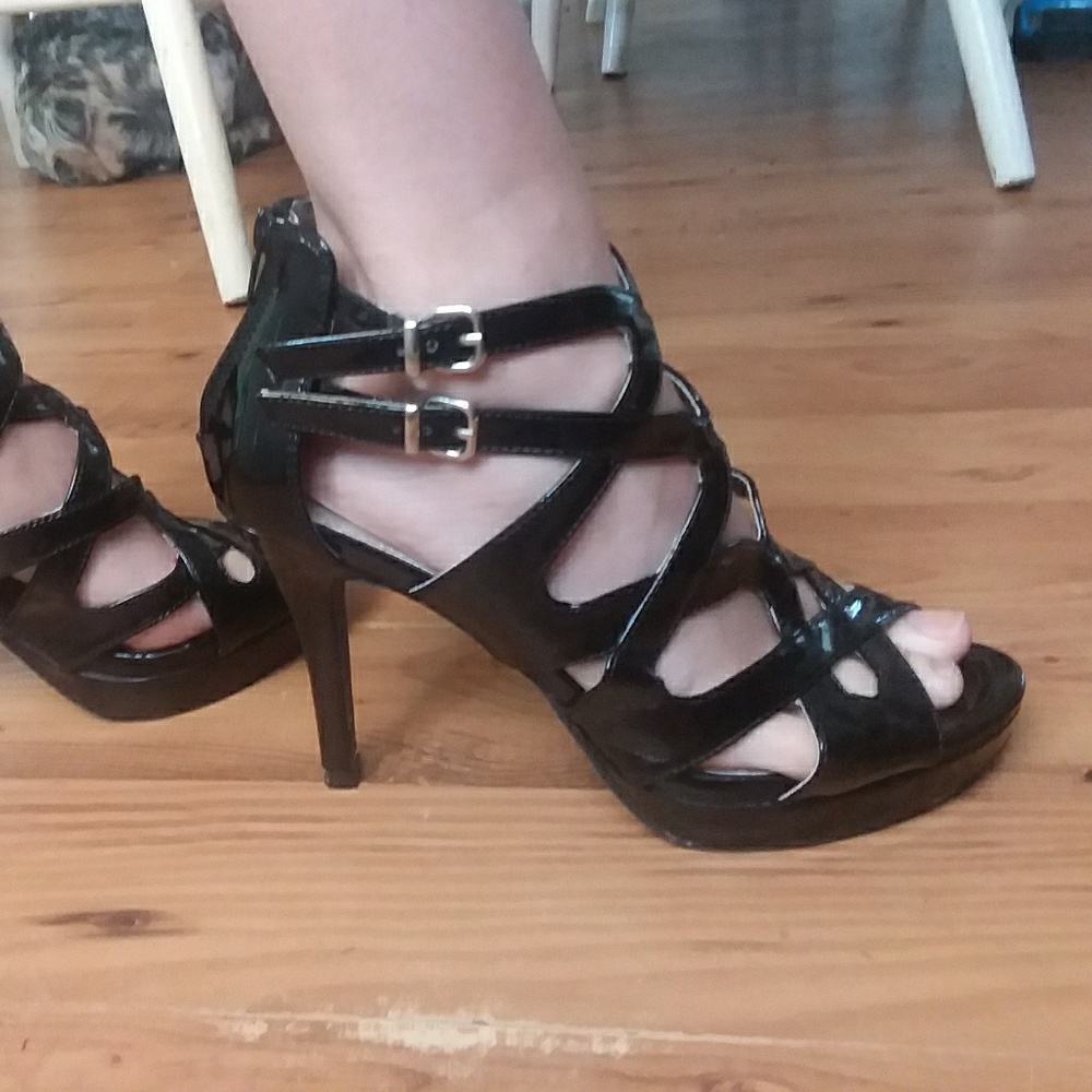 Cute black strappy heels!